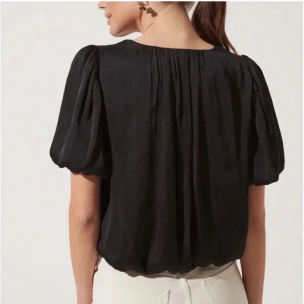 ASTR the Label Blouse Pleated V-Neck Puff‎ Sleeve bubble hem Black Size L